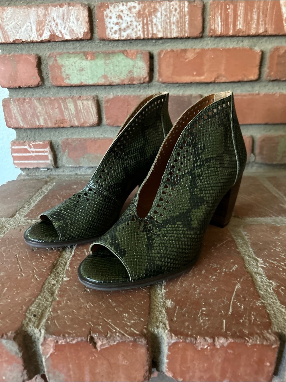 Lucky Brand Joal Snakeskin Leather Pumps in Rifle Green Sz 11